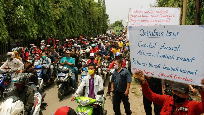 Serikat buruh KSPI menyatakan saat ini banyak pihak di media sosial yang berusaha mengaburkan bahawa Omnibus Law Cipta Kerja dengan klaim hoaks.