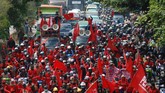 FOTO: Gelombang Demo Buruh Lawan Omnibus Law Cipta Kerja Protes buruh di berbagai wilayah pecah setelah pemerintah bersama DPR mengesahkan Omnibus Law Cipta Kerja. Buruh pun mengancam menggelar mogok nasional.