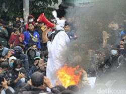 Tolak Omnibus Law, Ribuan Mahasiswa di Bandung Kepung Gedung Dewan