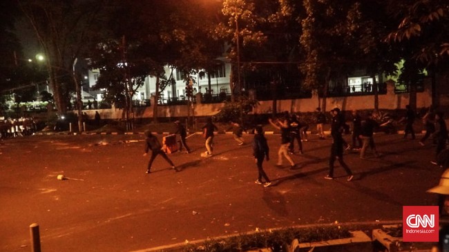Massa lempari aparat dengan batu, sementara itu aparat mengerahkan water cannon di Jalan Diponegoro, sembari membentuk formasi menahan gelombang serangan massa.