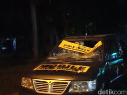 Demo Omnibus Law di Bandung Ricuh, Mobil Polisi Dirusak