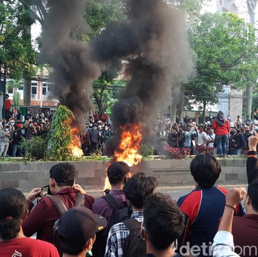 Heboh Demo Tolak UU Cipta Kerja, Satgas Covid Ingatkan Jaga Jarak