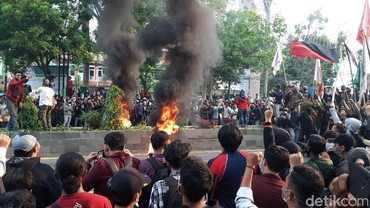 img-title Heboh Demo Tolak UU Cipta Kerja, Satgas Covid Ingatkan Jaga Jarak