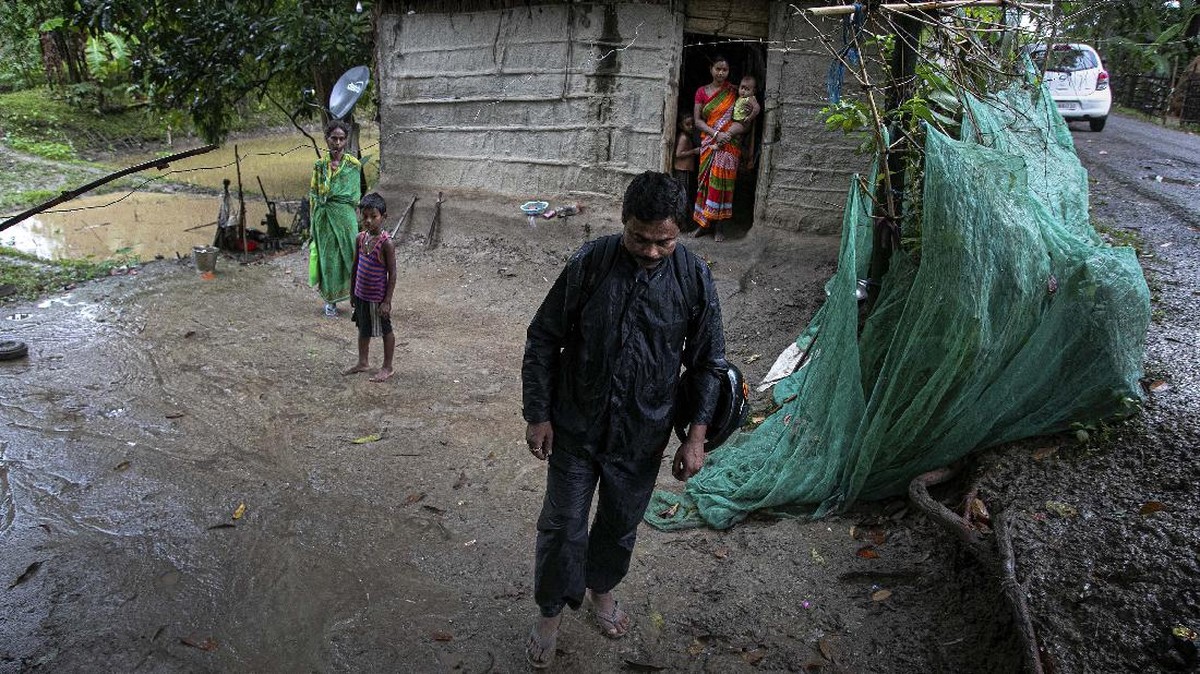FOTO: Dijauhi Orang, Pria India Kremasi Korban Covid-19