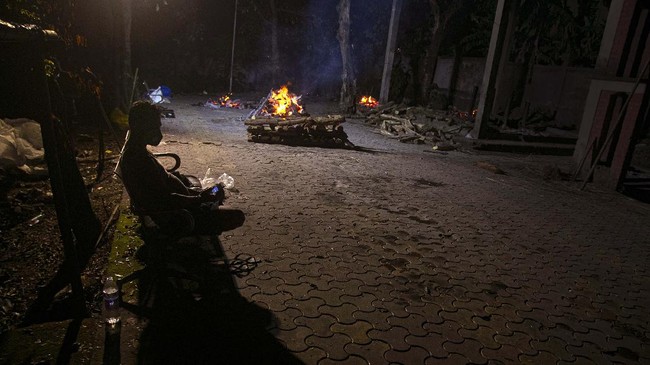 FOTO: Dijauhi Orang, Pria India Kremasi Korban Covid-19