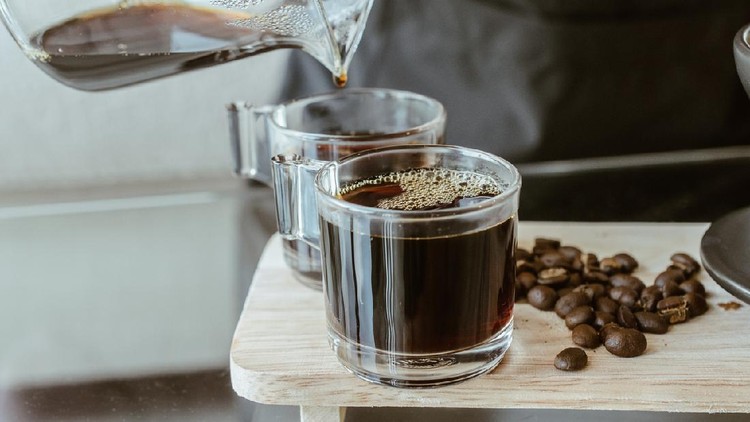 Ilustrasi kopi Conceptual of how to making drip coffee by herself.
