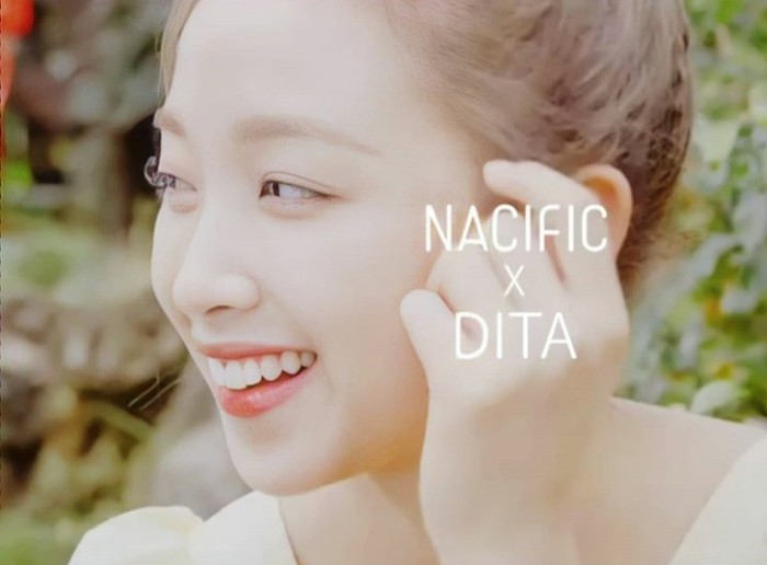 Menjadi model brand kenamaan Korea, terntu Dita mampu bersanding dengan idol Kpop lainnya. Misalnya Chanyeol EXO yang lebih dulu menjadi model untuk Nacific. Sukses terus ya, Dita! (Sumber:instagram.com/ditakarang.site/)
