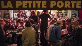 FOTO: Kafe dan Bar di Paris Ramai Jelang Ditutup karena Covid