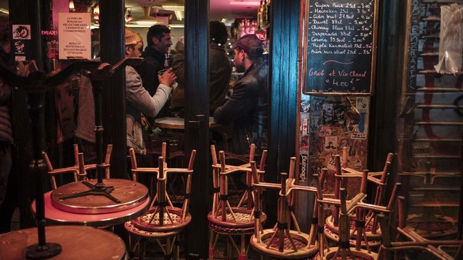 FOTO: Kafe dan Bar di Paris Ramai Jelang Ditutup karena Covid