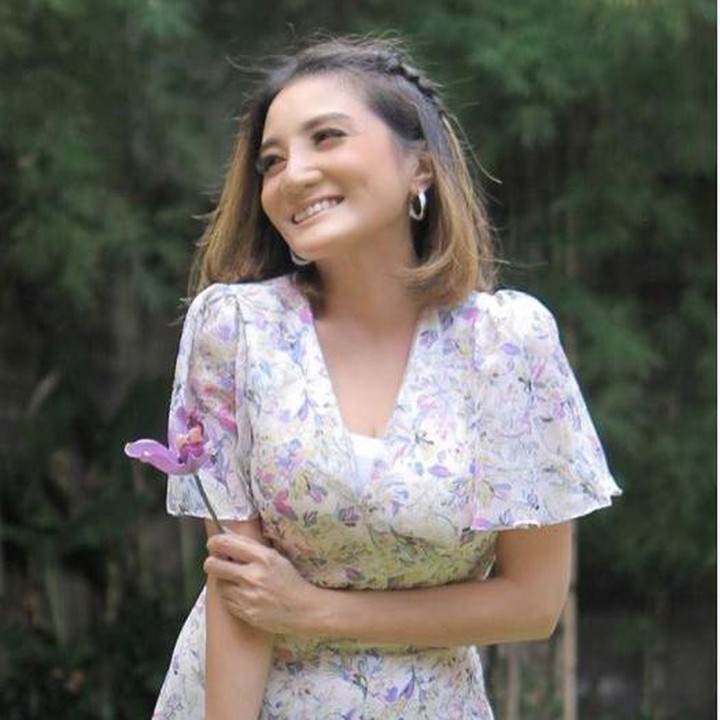 <p>Gaya Kiki dengan pakaian bunga-bunga bernuansa vintage ini membuatnya terlihat manis ya, Bunda. (Foto: Instagram @kikiamaliaworld)</p>
