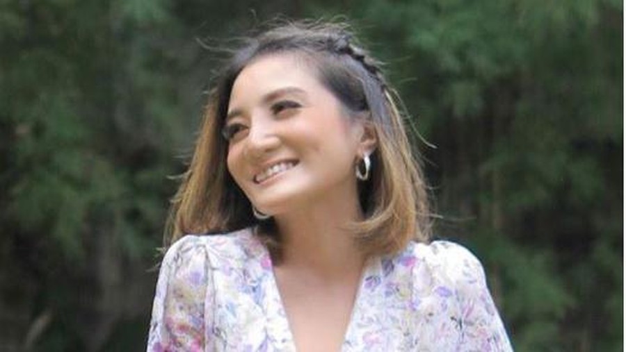 kiki amalia Gaya Kiki dengan pakaian bunga-bunga bernuansa vintage ini membuatnya terlihat manis ya, Bunda. (Foto: Instagram @kikiamaliaworld)