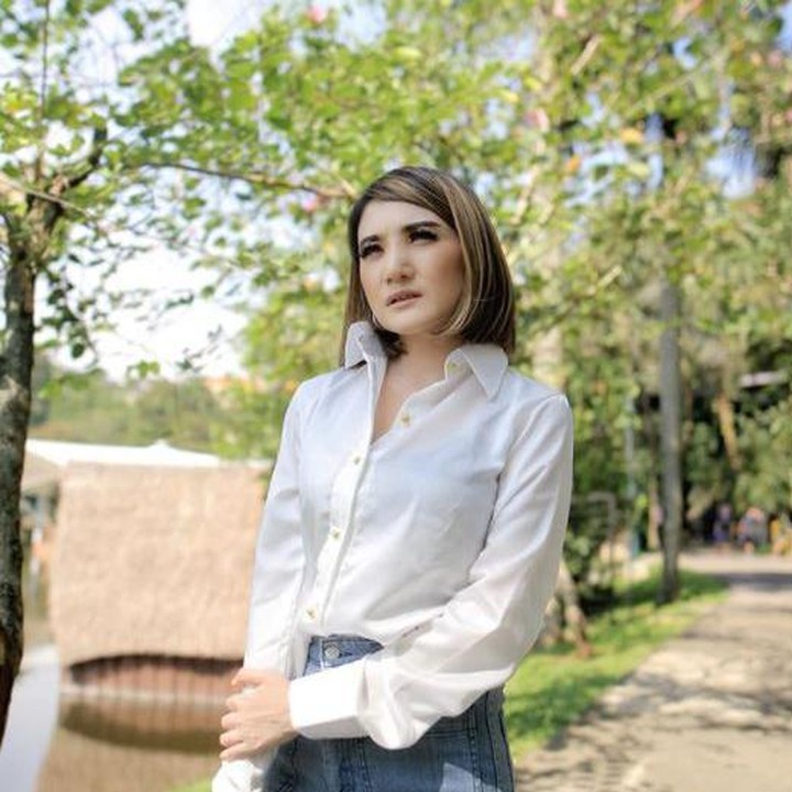<p>Meski hanya mengenakan kemeja putih dan celana jeans, penampilan Kiki tetap modis ya. (Foto: Instagram @kikiamaliaworld)</p>