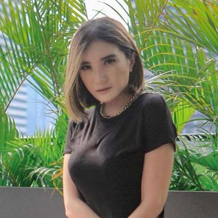 <p>Tampil dengan kaos hitam polos seperti ini juga Kiki sudah terlihat sangat cantik. (Foto: Instagram @kikiamaliaworld)  </p>