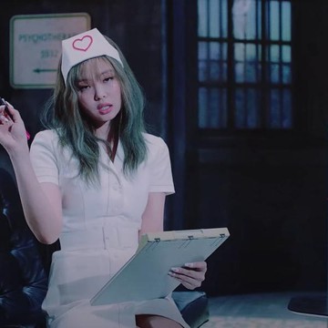 Kostum Perawat Jennie di MV 'Lovesick Girls' Menuai Kontroversi