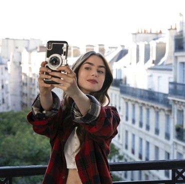 Segera Rilis, Lily Collins Beri Bocoran 'Emily in Paris 2'
