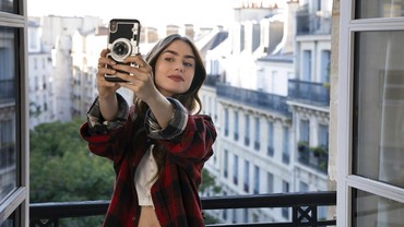 img-title Segera Rilis, Lily Collins Beri Bocoran 'Emily in Paris 2'