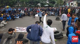 Demo Ciptaker di Bandung, Polisi Tembak Gas Air Mata