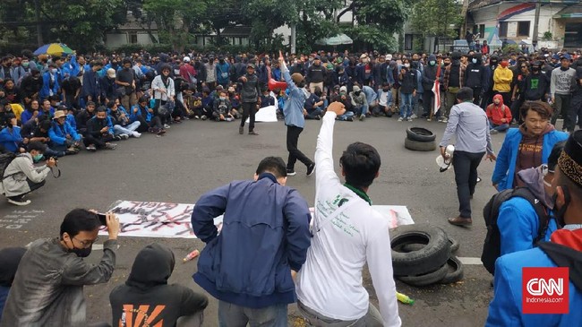 Aksi tolak Omnibus Law Cipta Kerja (Ciptaker) berlangsung hingga malam ini di kota Bandung, Jawa Barat, Selasa (6/10).