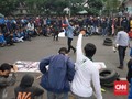 Tolak Omnibus Law, Mahasiswa Bandung Turun ke Jalan Bakar Ban