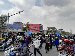 Tolak Omnibus Law, Massa Buruh Unjuk Rasa di Depan Kantor Bupati Bekasi