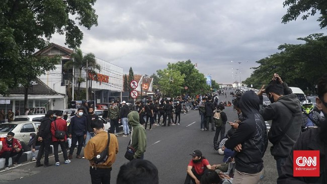 Mahasiswa sudah berkumpul di depan Gedung DPRD Jawa Barat. Jalan sudah ditutup dan gedung dipasangi kawat berduri.