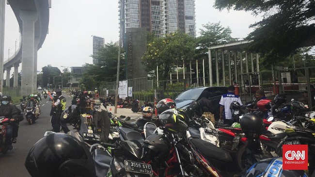 Massa dari sejumlah elemen buruh mendatangi kantor perusahaan sekuriti PT G4S untuk memprotes soal pemutusan hubungan kerja.