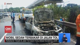 VIDEO: Mobil Sedan Terbakar di Jalan Tol Cawang