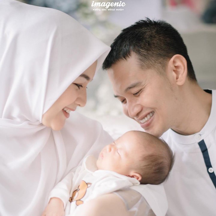 <p>Citra Kirana, Rezky Adhitya, dan Keene juga kompak memakai baju serba putih. (Foto: Imagenic via Instagram)</p>