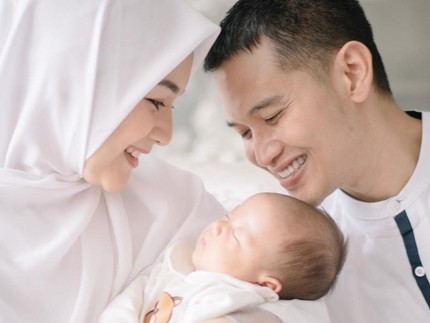7 Momen Akikah Anak Citra Kirana & Rezky Adhitya Bertema Serba Putih