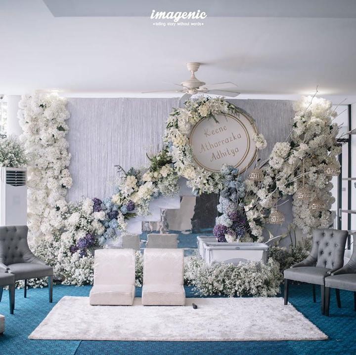 <p>Tema dekorasi akikahnya juga cukup mencuri perhatian, didominasi warna putih dan ada sedikit warna biru. (Foto: Imagenic via Instagram)</p>