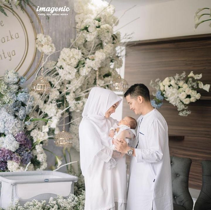 <p>Citra Kirana dan Rezky Adhitya membagikan momen bahagia bersama anaknya. Belum lama ini mereka menggelar acara akikah putranya, Keene Atharrazka Adhitya. (Foto: Imagenic via Instagram)</p>