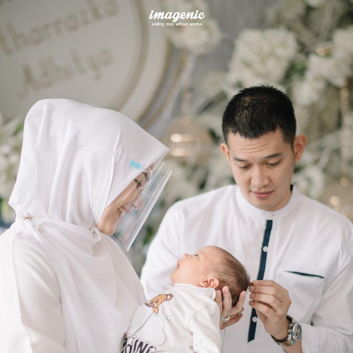 <p>Momen ketika Rezky Adhitya mencukur sedikit rambut anaknya. (Foto: Imagenic via Instagram)</p>