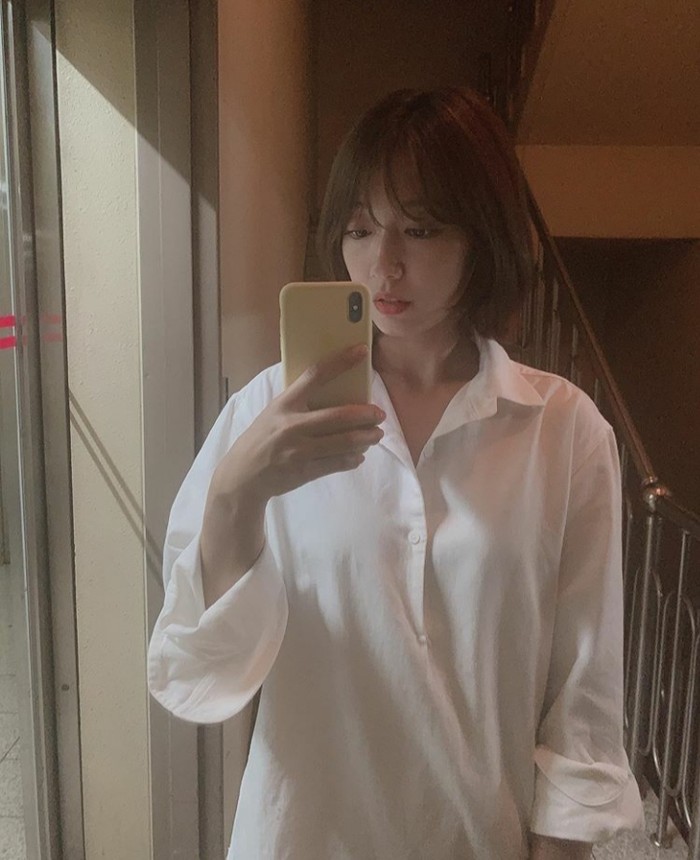 Para penggemar dibuat kaget oleh gaya rambut terbaru Park Shin Hye. Aktris kelahiran 1990 ini mengejutkan penggemar dengan gaya rambutnya yang pendek melalui selfie mirror di akun Instagram pribadinya. (Foto:instagram.com/ssinz7/)