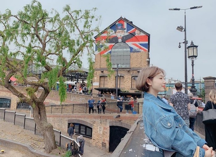 Pada unggahan selanjutnya Park Shin Hye tampak sedang menikmati momen liburannya. Menggunakan outfit denim on denim, aktris cantik ini kembali memamerkan rambut pendeknya kepada penggemar setianya. (Foto:instagram.com/ssinz7/)