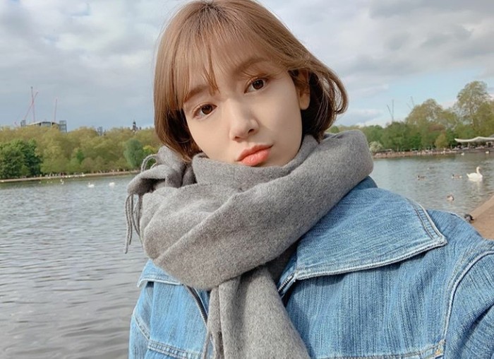 Alih-alih memarken momen liburannya, para penggemar justru lebih tertarik mengomentari gaya rambut dan poni dari Park Shin Hye yang membuat penggemar gemas. Ditambah warna lip tint oranye di bibirnya menjadikannya lebih fresh! (Foto:instagram.com/ssinz7)
