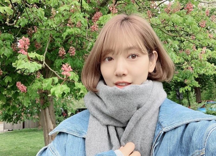 Selalu tampil dengan rambut panjang, Park Shin Hye ternyata juga cocok tampil dengan rambut pendek dan membuat dirinya terlihat lebih muda bahkan memesona. Tahun lalu Park Shin Hye juga tampil dengan rambut pendek, namun karena untuk keperluan shooting, aktris cantik ini harus kembali tampil dengan gaya rambut panjang dengan bantuan hair extensions. (Foto:instagram.com/ssinz7)