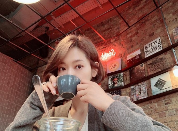 Penampilan terbaru dari Park Shin Hye ini bisa saja menjadi salah satu keperluan untuk shooting sebuah drama atau film terbaru. Seperti yang diketahui, Park Shin Hye merupakan salah satu aktris Korea yang tidak pernah absen membintangi drama maupun film setiap tahunnya. Liburan disela-sela padatnya jadwal syuting, tampaknya Park Shin Hye sangat menikmati momen langka ini ya, Ladies. (Foto:instagram.com/ssinz7)
