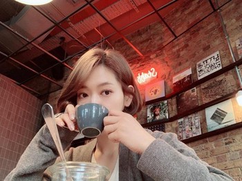 Penampilan terbaru dari Park Shin Hye ini bisa saja menjadi salah satu keperluan untuk shooting sebuah drama atau film terbaru. Seperti yang diketahui, Park Shin Hye merupakan salah satu aktris Korea yang tidak pernah absen membintangi drama maupun film setiap tahunnya. Liburan disela-sela padatnya jadwal syuting, tampaknya Park Shin Hye sangat menikmati momen langka ini ya, Ladies. (Foto:instagram.com/ssinz7)