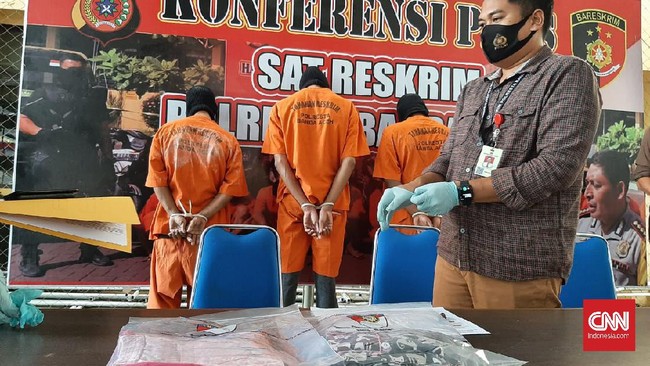Berdasarkan pemeriksaan polisi, ketiga pelaku lebih dari sekali melakukan pelecehan anak di bawah umur. Mereka juga residivis kasus yang berbeda.