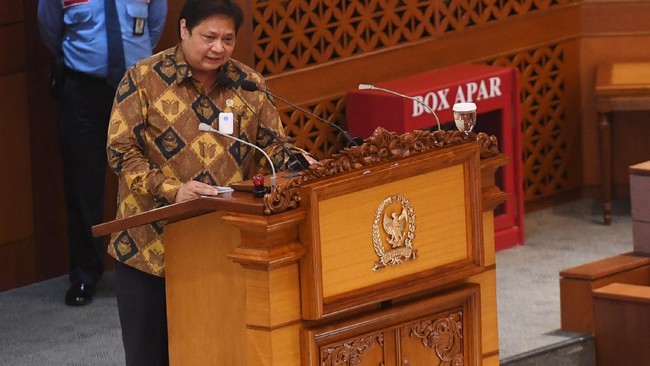 Sejumlah UU kontroversial lahir dalam setahun, yakni UU KPK, Minerba, UU Mahkamah Konstitusi (MK), dan terbaru Omnibus Law UU Cipta Kerja (Ciptaker).