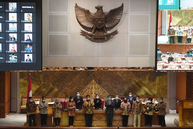 Rezim UU Omnibus Cilaka, Masa Depan RI Celaka Omnibus Law Ciptaker yang telah sah dinilai bakal merampas marwah warga negara biasa dan sumber kehidupan masyarakat adat, petani hingga buruh.