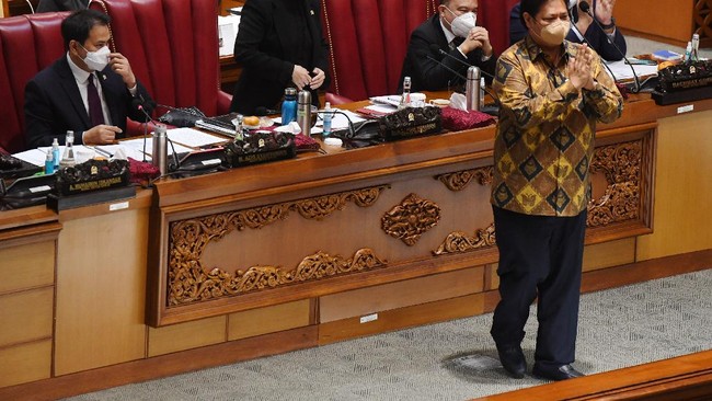 PKS menyebut Pasal 49A Omnibus Law Cipta Kerja versi Panja dan Paripurna DPR, berbeda dengan versi naskah yang diserahkan ke pemerintah.
