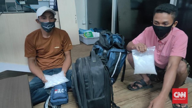 Dua warga Aceh ditangkap karena menyembunyikan 1 Kg sabu-sabu di tas ranselnya di Bandara Kualanamu saat hendak terbang ke Bandara Soetta.