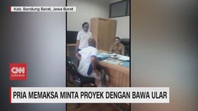VIDEO: Pria Memaksa Minta Proyek dengan Bawa Ular