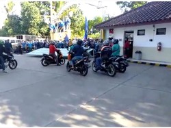 Tolak UU Ciptaker, Buruh Cianjur Sweeping hingga Robohkan Pagar Pabrik