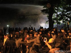 Gelombang Aksi Tolak Omnibus Law di Bandung Berujung Rusuh