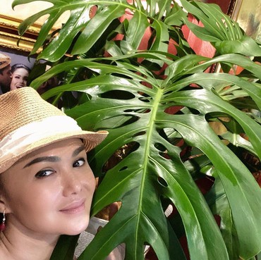 6 Potret Artis Cantik dengan Koleksi Tanaman Hias Mahal