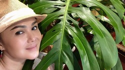 6 Potret Artis Cantik dengan Koleksi Tanaman Hias Mahal