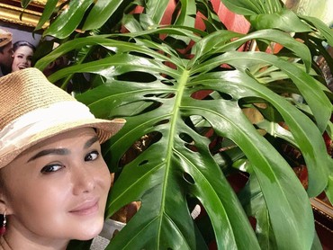 6 Potret Artis Cantik dengan Koleksi Tanaman Hias Mahal