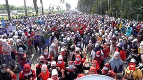 VIDEO: Aksi Ribuan Buruh Tolak Pengesahan UU Cipta Kerja